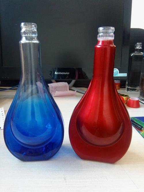 我公司主要生产各种高中低档玻璃瓶,喷涂瓶,礞砂瓶,仿陶瓷瓶,烤花瓶